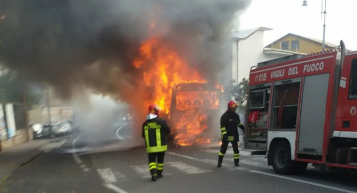 Penisola Sorrentina - Bus EAV prende fuoco, passeggeri in salvo grazie all'autista