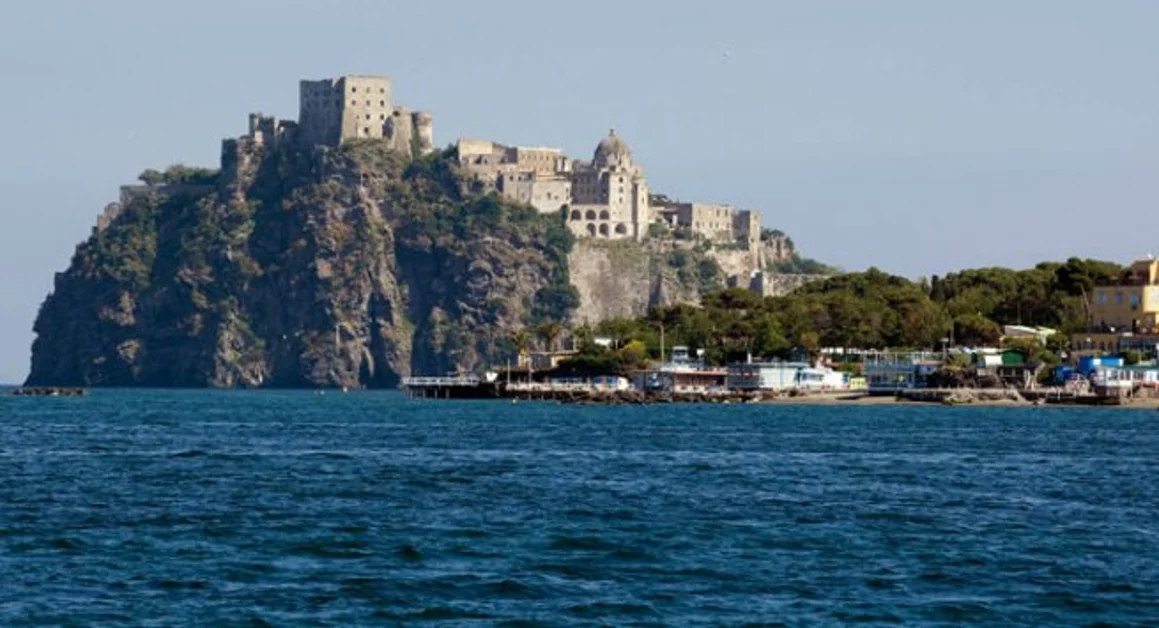 Ischia (NA) - Vuole farsi saltare in aria con delle bombole di gas, panico al Castello Aragonese
