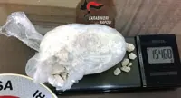 Napoli - Lancia eroina dal balcone all'arrivo dei carabinieri, arrestato