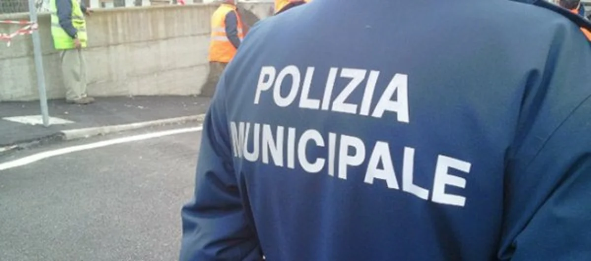 Napoli - Sigarette di contrabbando vendute in strada, controlli al Borgo Sant'Antonio Abate