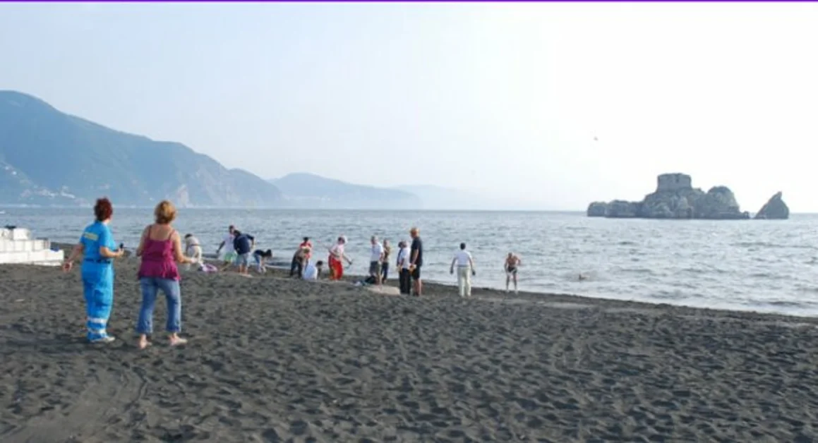 Torre Annunziata - Pulizia della spiaggia di Rovigliano, in campo l'associazione Il Golfo delle Meraviglie