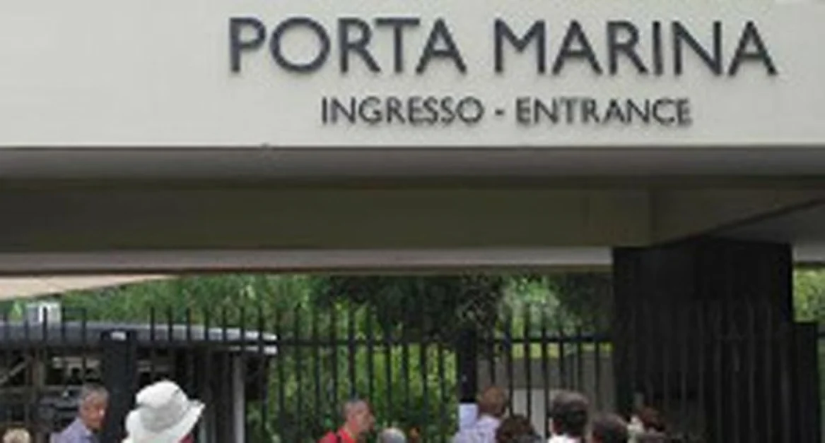 Pompei - Guide turistiche sul piede di guerra, protesta all'esterno degli Scavi