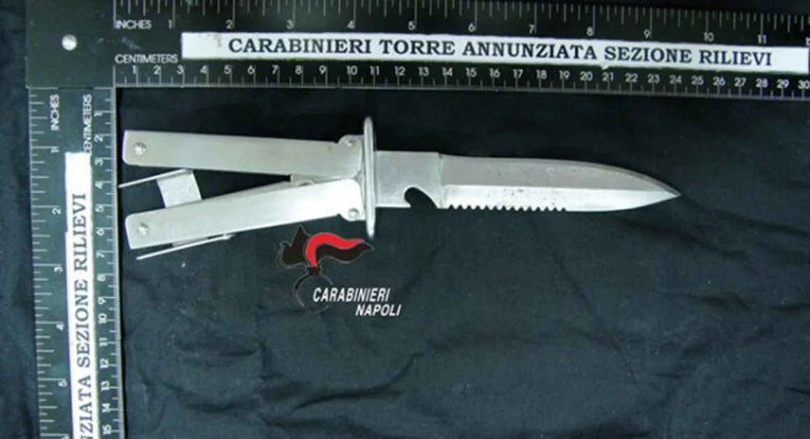Accoltella il padre alla gola, tenta la fuga: fermato a Torre Annunziata