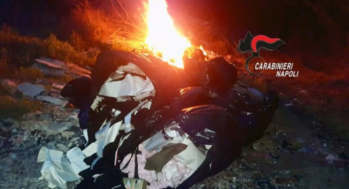 Terzigno - Danno fuoco a rifiuti pericolosi nei pressi del Parco nazionale del Vesuvio, arrestati dai carabinieri 