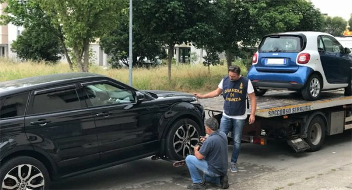 Marcianise (CE) - Auto intestate a "teste di legno" per evitare sequestro a clan camorristico, quattro denunce