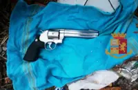 Napoli -Polizia trova pistola in un parcheggio abbandonato