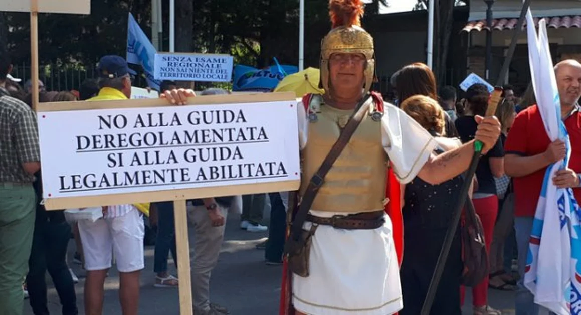 Pompei - La protesta delle guide turistiche ufficiali all'esterno degli Scavi archeologici