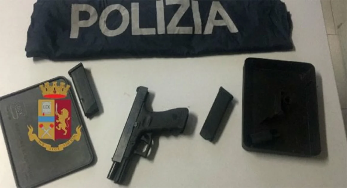 Napoli - Pistola e caricatori nell'armadio della camera da letto, arrestata una donna