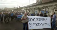 Torre Annunziata - «No» alle cisterne nel porto, nuova manifestazione di protesta