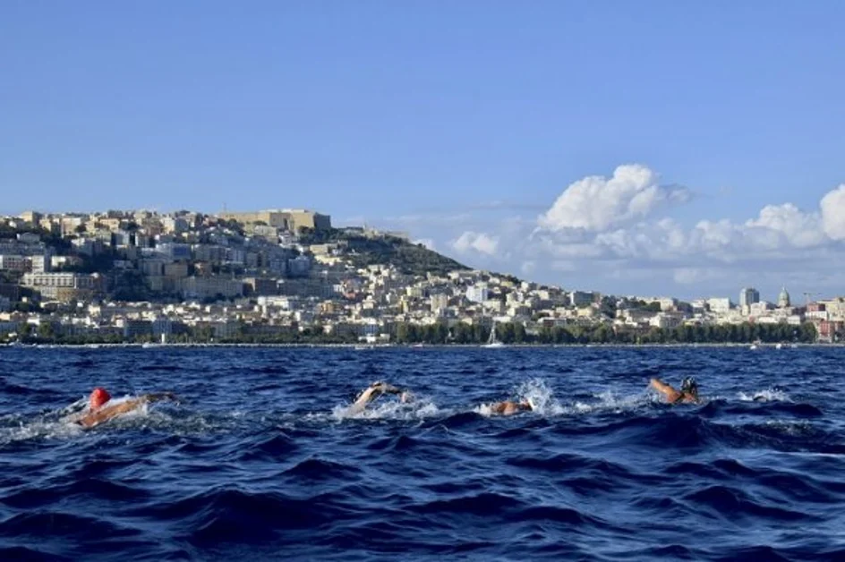 Maratona di nuoto Capri-Napoli, traguardo ad Ercolano: 37 atleti in gara