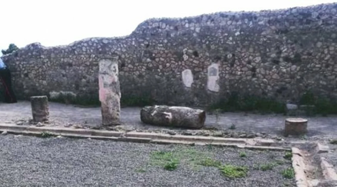 Pompei - Scavi, caduta accidentale di una colonna di una domus