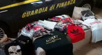 Castel Volturno (CE) - GdF sequestra circa mille capi d'abbigliamento falsi in un garage