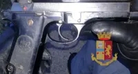 Napoli - Sfugge alla Polizia e si disfa della pistola, recuperata l'arma