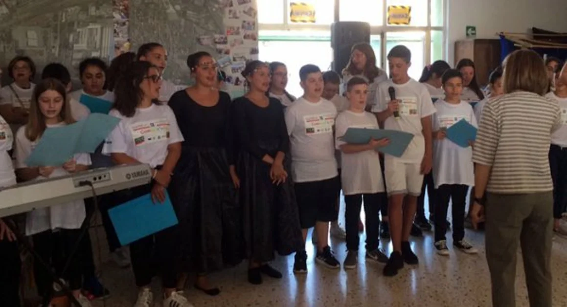 Torre Annunziata - «Scuola Viva» alla "Pascoli", dagli alunni il messaggio di accoglienza e solidarietà