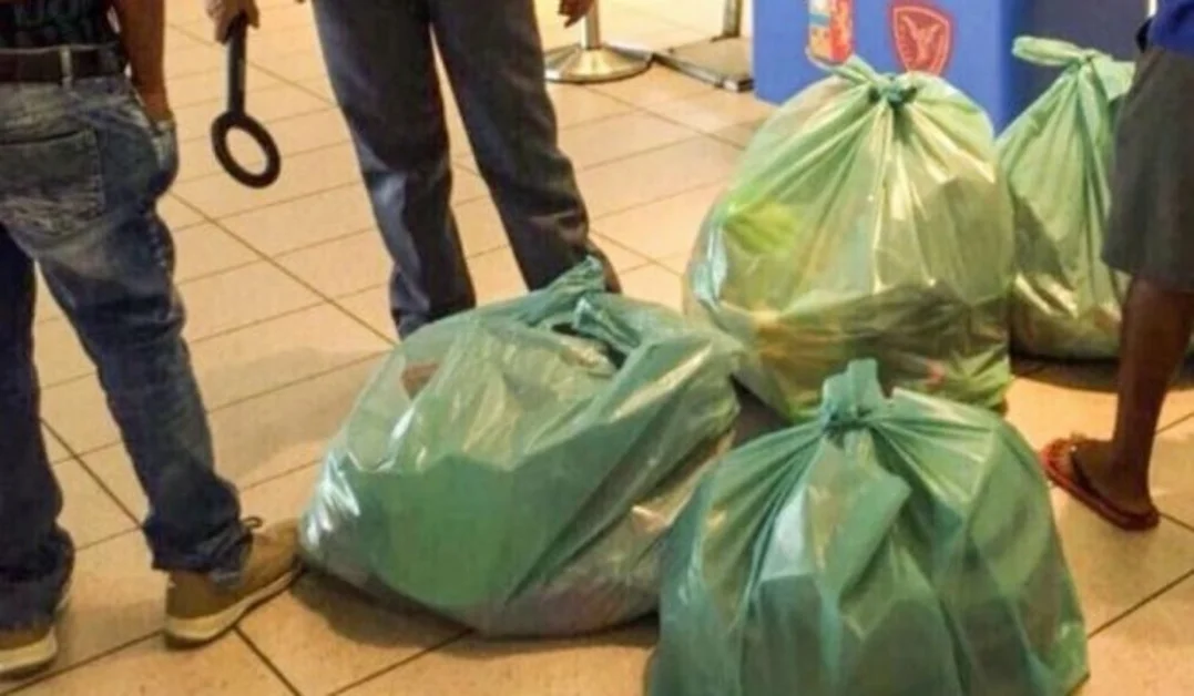 Napoli - Fermato per un controllo in Stazione, minaccia i poliziotti: denunciato