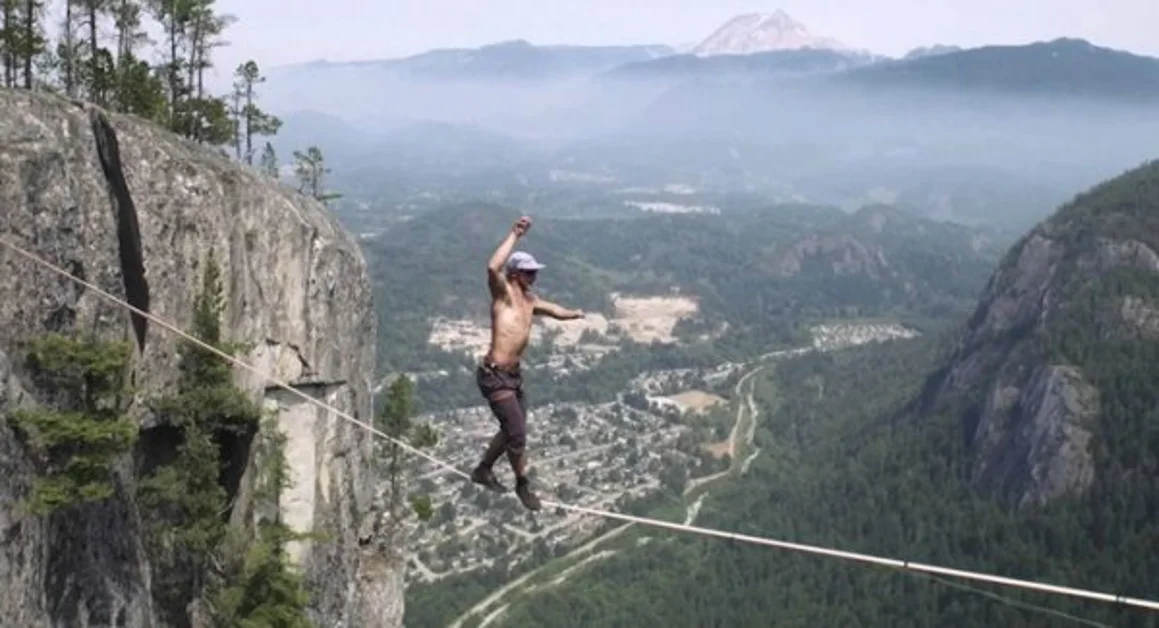 Attraversa il baratro su una fune sospesa nel vuoto: precipita e muore