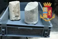Pompei - La Polizia recupera reperti archeologici abbandonati fuori agli Scavi