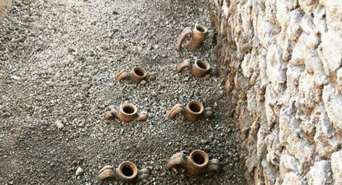 Scavi di Pompei, riemergono un deposito di anfore di un magazzino e l'atrio di una casa