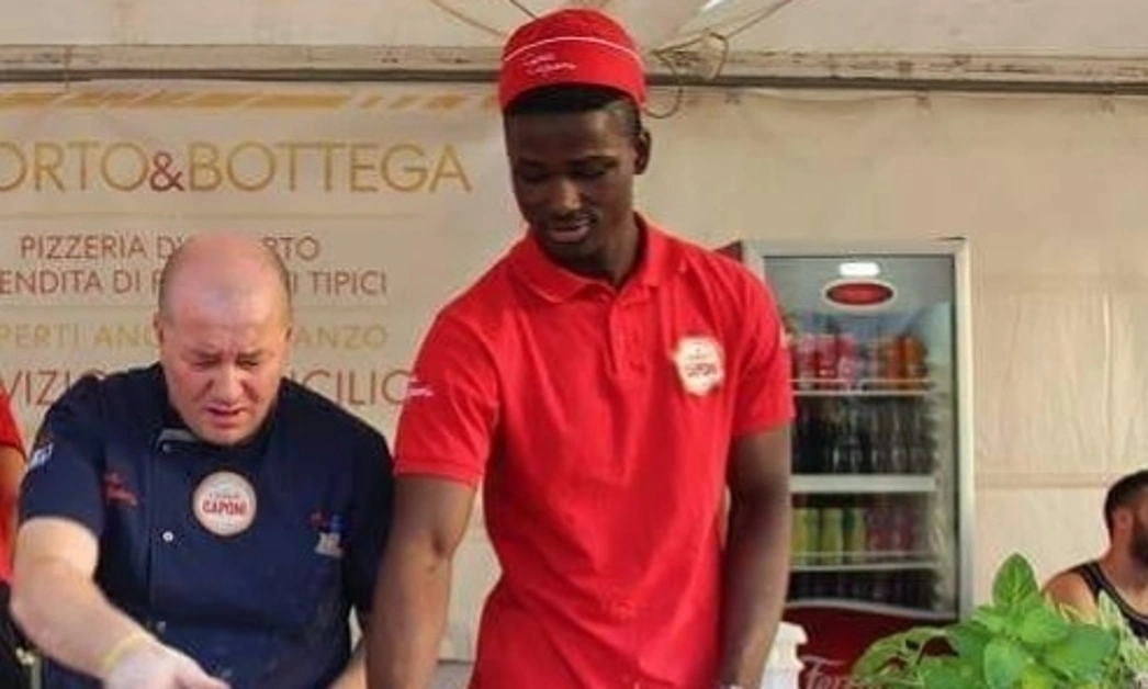 Torre Annunziata - Immigrati, una maglietta rossa per dire "no" all'emorragia di umanità 