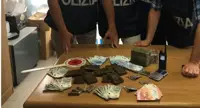 Napoli - Arrestata coppia di pusher, sequestrati 2 chili e mezzo di hashish