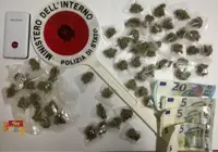 Napoli - Polizia arresta spacciatore, teneva la droga a casa del nonno