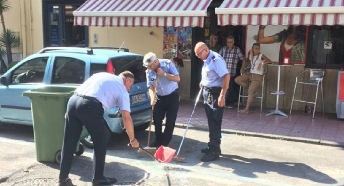 Pompei - Camion perde il carico, rottami di vetro sparsi per strada