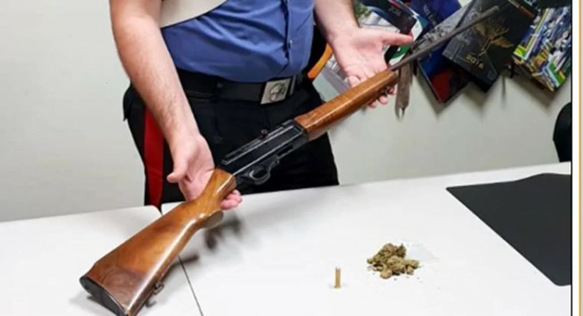 Boscoreale - Fucile e droga in una casa al Piano Napoli, denunciati padre e figlio