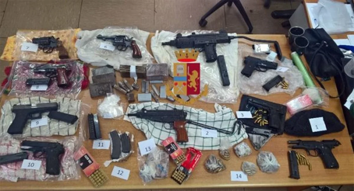 Napoli - Pistole, mitragliette, cartucce e droga in casa: arrestata una 44enne