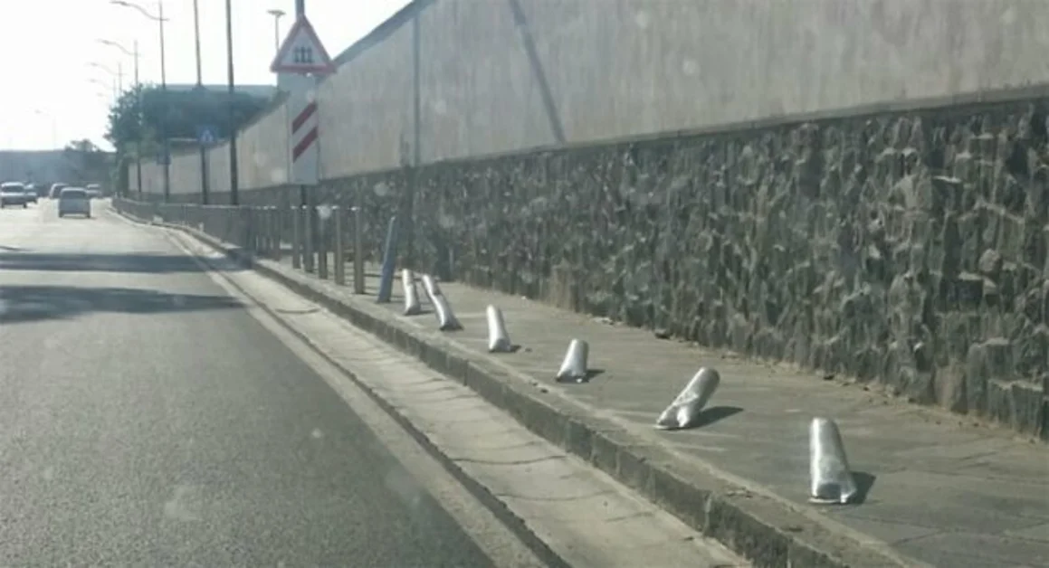 Torre Annunziata - Sbanda con l'auto ed abbatte sei paletti dissuasori di sosta