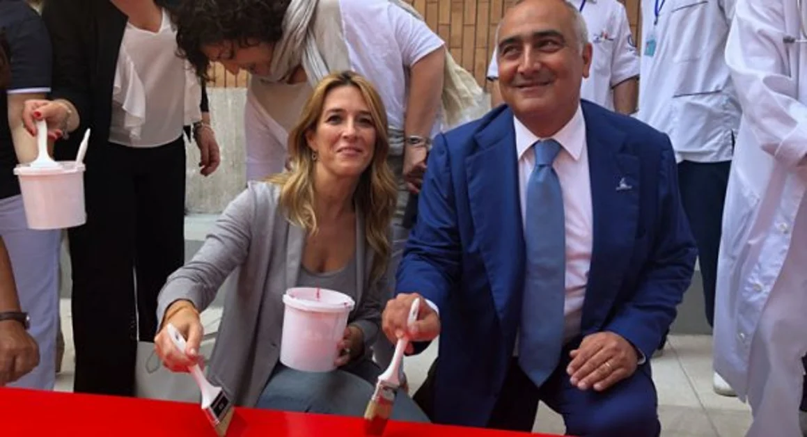 Napoli - Una panchina rossa al Cardarelli per dire «no» alla violenza sulle donne