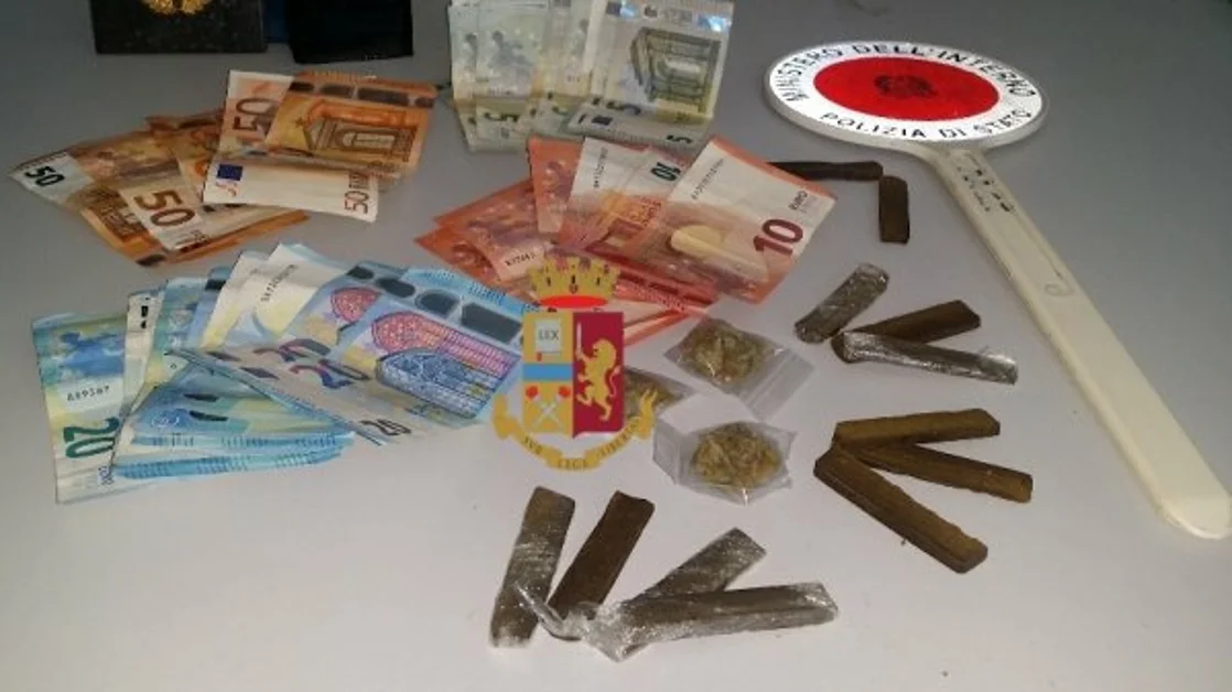 Napoli - Blitz alla Sanità, droga e soldi in un appartamento 