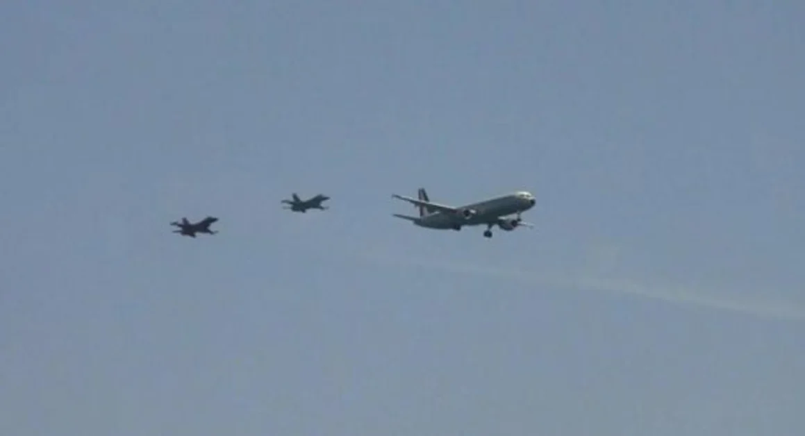 Dà in escandescenza sul volo Casablanca – Parigi perché non riesce ad usare il wc, scatta l'allarme