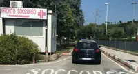 Pozzuoli - Nega un passaggio a conoscente e questi lo accoltella al petto. Poi scappa