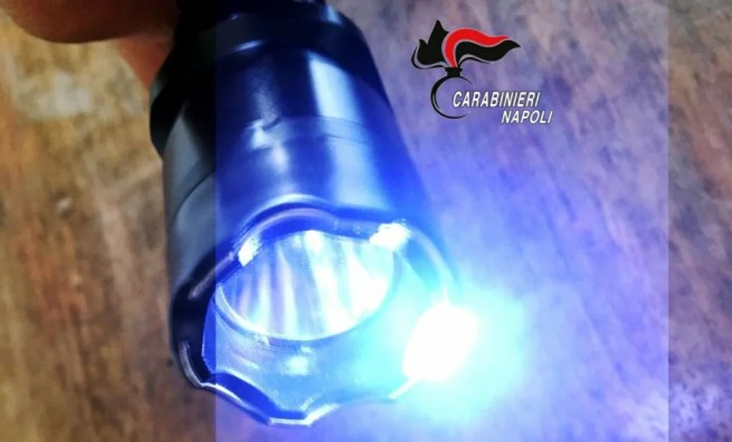 Volla - Sorpreso in strada con un teaser, denunciato minorenne