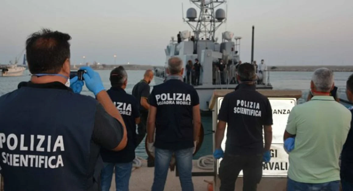 Immigrazione clandestina, fermati undici membri equipaggio di un peschereccio