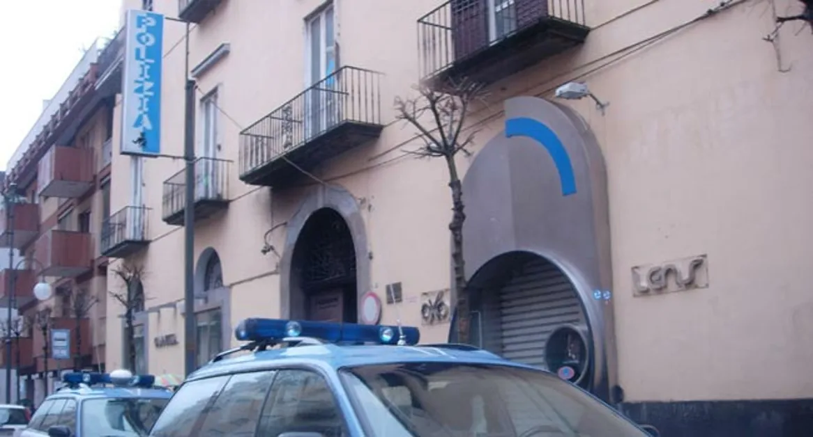 Torre Annunziata - Litiga con il marito e lo accoltella ad un braccio