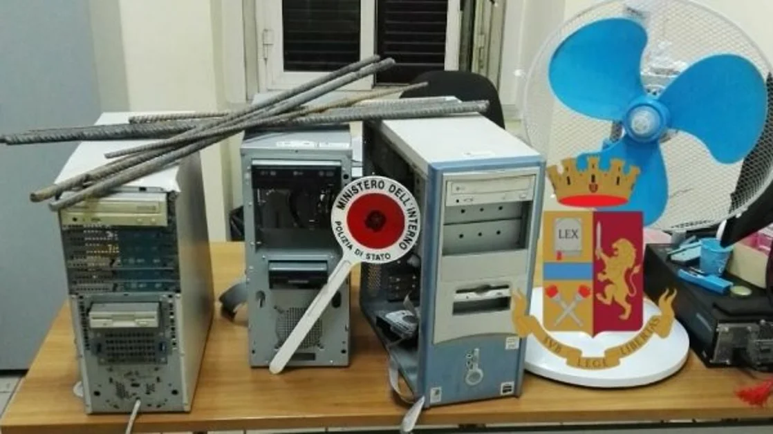 Napoli - Sorpreso a rubare computer in edificio abbandonato