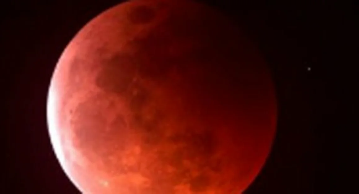 Eclissi totale di Luna, la più lunga del secolo. Occhi al cielo nella serata del 27 luglio