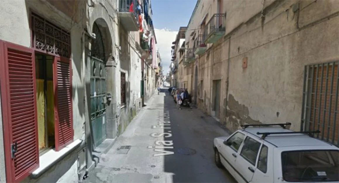 Torre Annunziata - Aggressione verbale a una donna e martellate contro auto, va in carcere 39enne