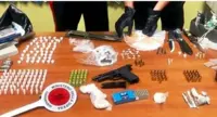 Napoli - Droga, pistola e munizioni: arrestati madre e figlio