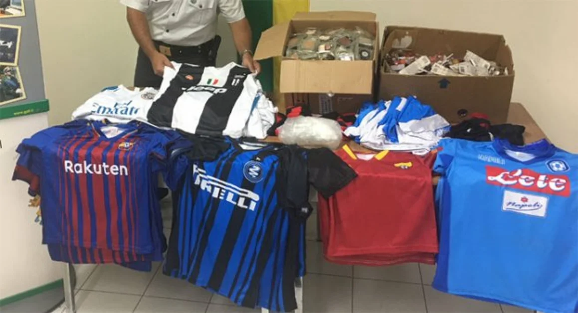 Avellino - Maglie squadre di Serie A false, evasione fiscale e prodotti cosmetici non sicuri: blitz al mercato
