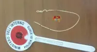 Napoli - Scippa collana d'oro a un turista, denunciato
