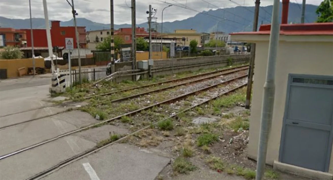 Chiusura tratta Fs Torre Annunziata-Castellammare, continua lo scontro politico