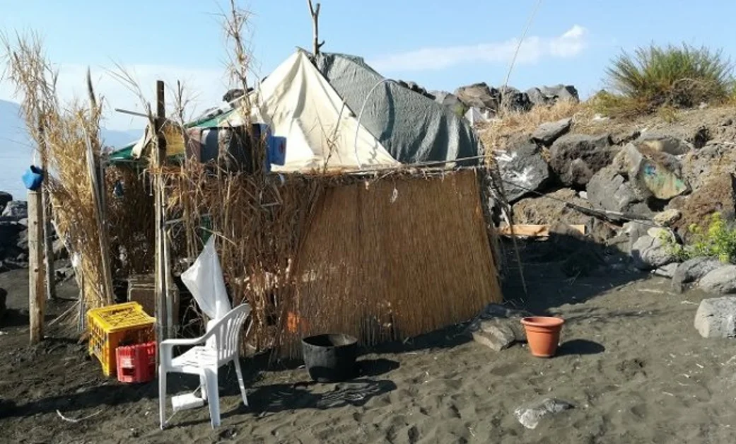 Torre Annunziata - Capanno abusivo  sull'arenile all'Oncino, abbattuto. Tartaruga spiaggiata a Rovigliano