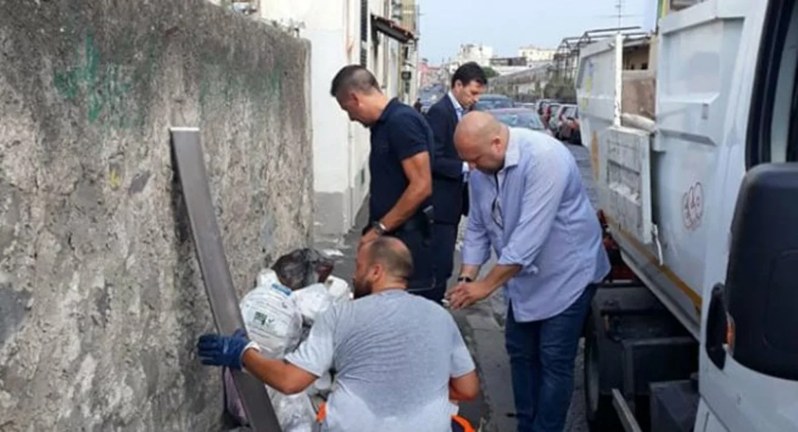 Ercolano - Il sindaco contro gli sversamenti abusivi di rifiuti: "sgamati" gli incivili del sacchetto selvaggio