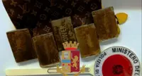 Napoli - Droga nel borsello, fugge su uno scooter ma resta bloccata tra le auto: arrestata