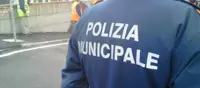 Napoli - Cagnolino chiuso in auto sotto il sole, salvato dagli agenti della Municipale