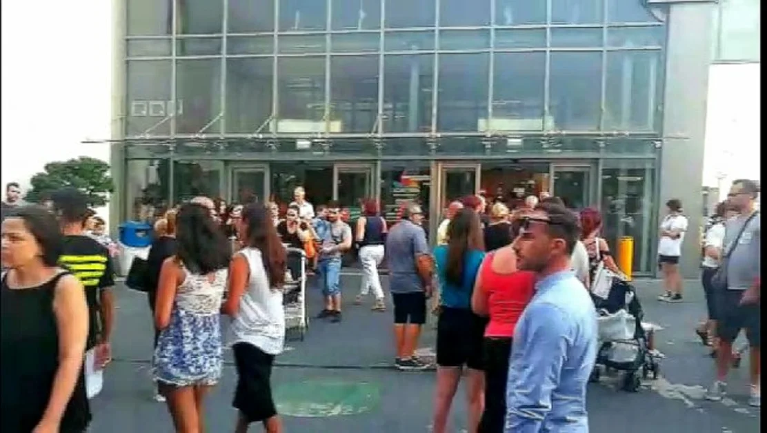 Panico al centro commerciale La Cartiera di Pompei, rissa tra due uomini