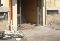 Torre Annunziata - Bomba esplode davanti al portone di un palazzo