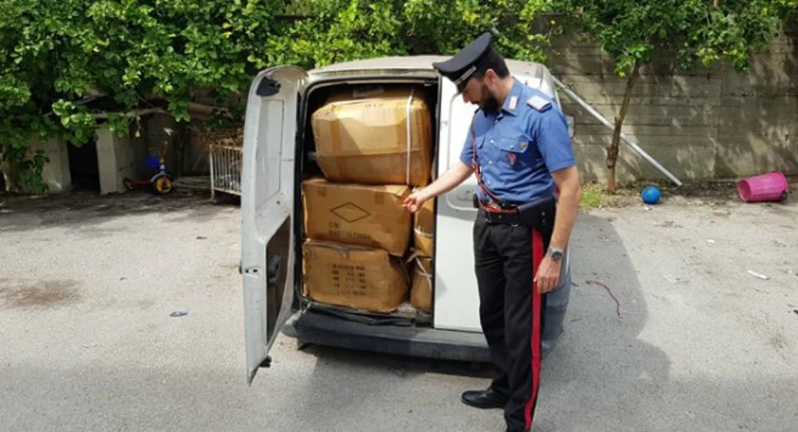 Poggiomarino - Rifiuti tessili abbandonati in strada, i carabinieri forestali risalgono al trasgressore